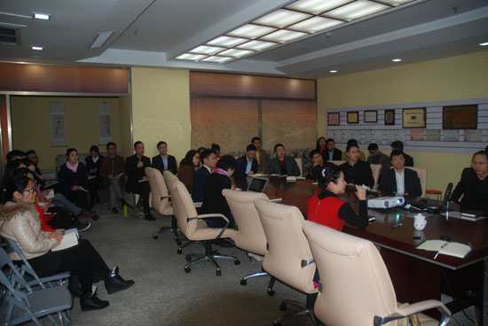 亞泰光電各部門與會代表做工作匯報(bào)