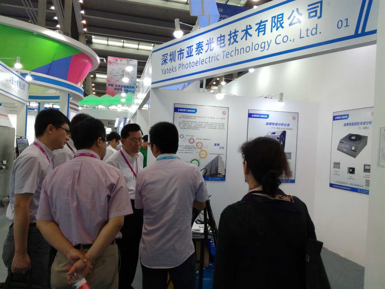 深圳市相關領導跟亞泰光電工作人員親切交流