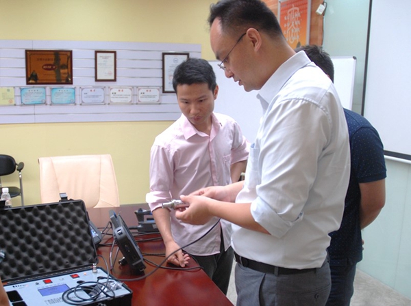 現(xiàn)場(chǎng)進(jìn)行快速油品分析儀演示