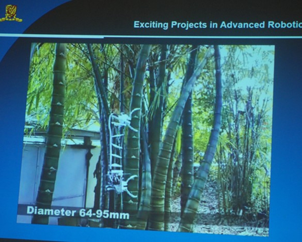 丁副院長(zhǎng)展示爬樹機(jī)器人研究成果