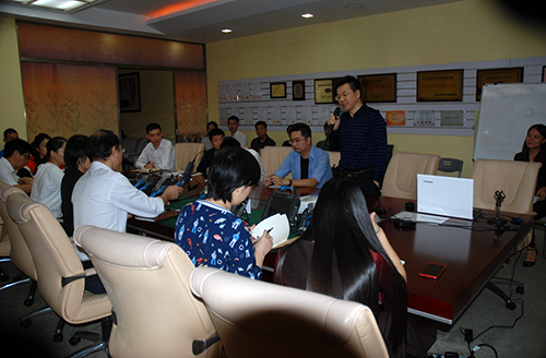 新品發布會現場，亞泰光電總經理鄭總首先致詞