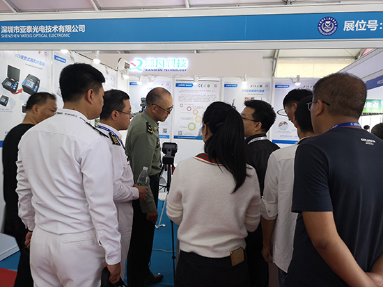 珠海航展上亞泰光電展臺前的參觀觀眾