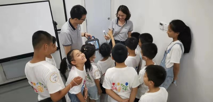 小朋友們走進(jìn)亞泰，現(xiàn)場(chǎng)參觀，感受內(nèi)窺鏡之奧秘